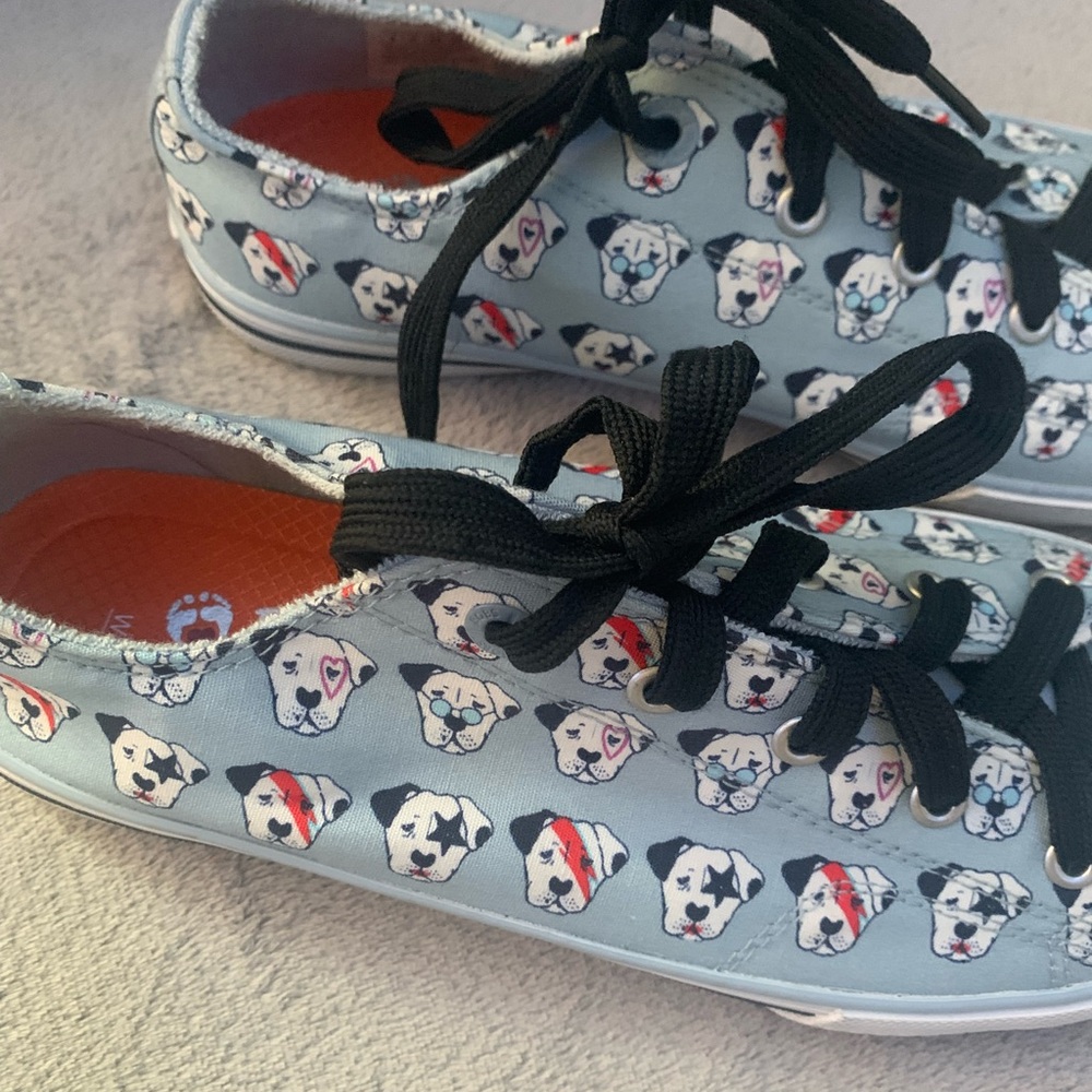 Sketchers, never worn but has a few marks on top (not that noticeable)